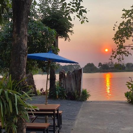 Ruen Thai Ban Rim Nam Kamphaeng Phet Exterior foto