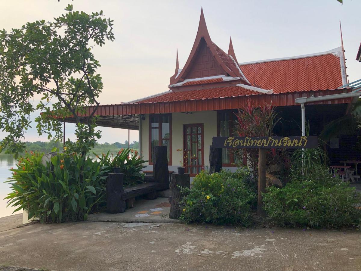 Ruen Thai Ban Rim Nam Kamphaeng Phet Exterior foto