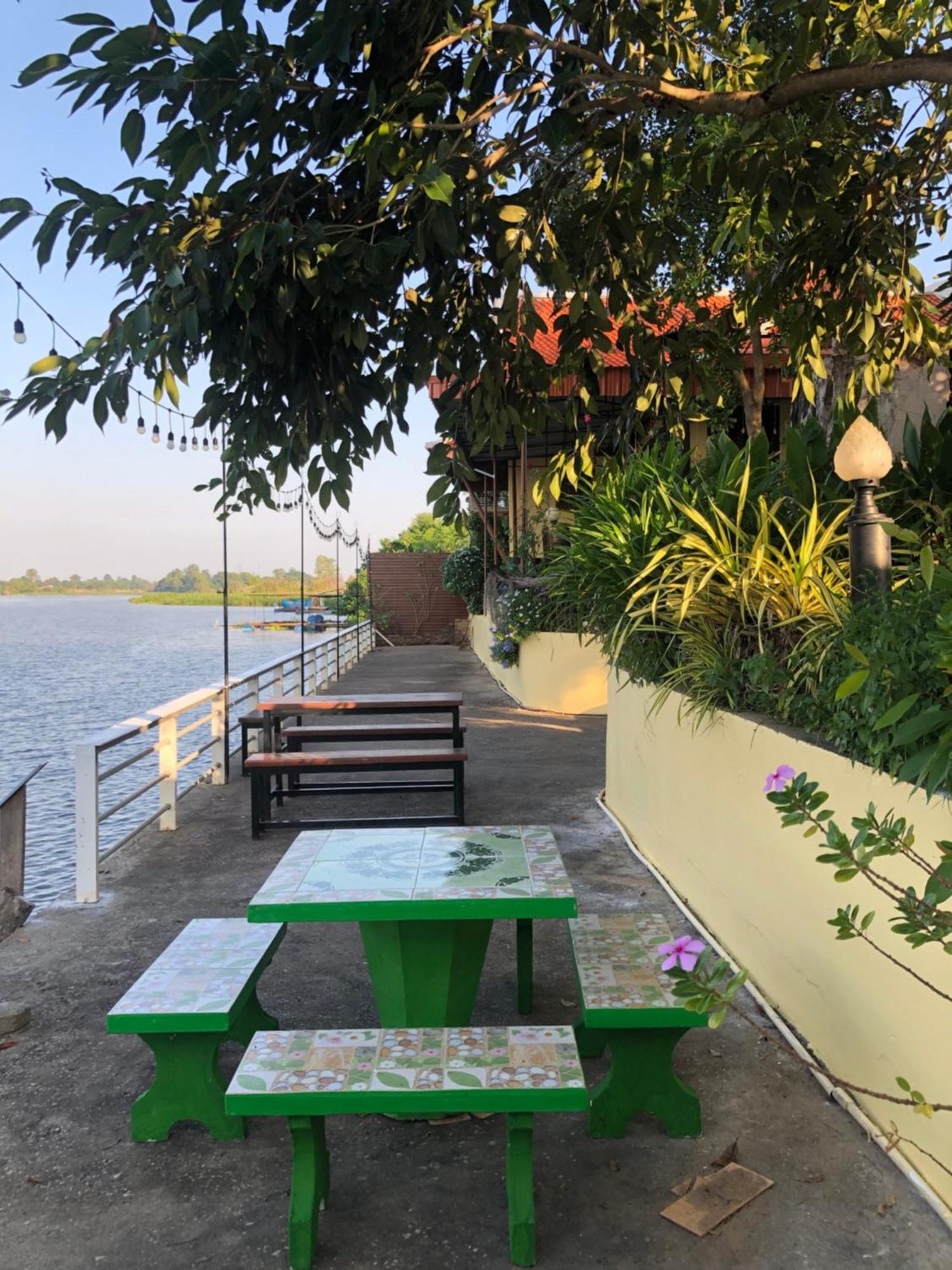 Ruen Thai Ban Rim Nam Kamphaeng Phet Exterior foto